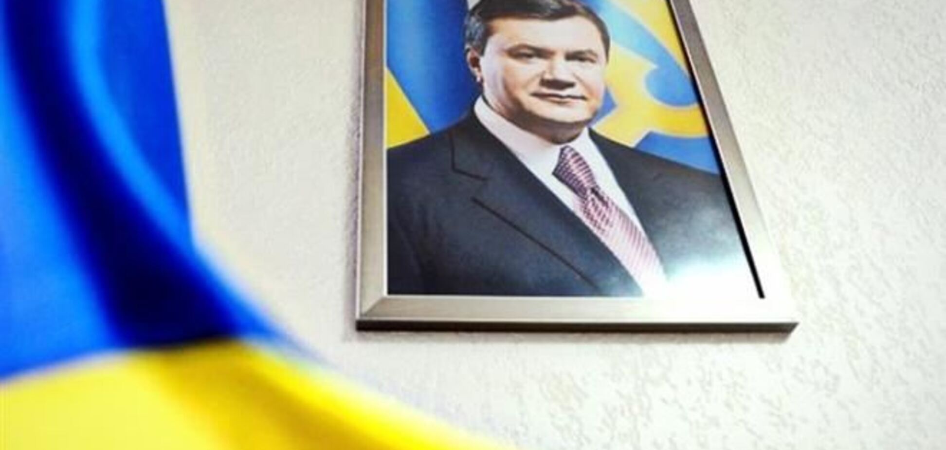 В парламенте Литвы сняли портрет Януковича: слишком почетное место