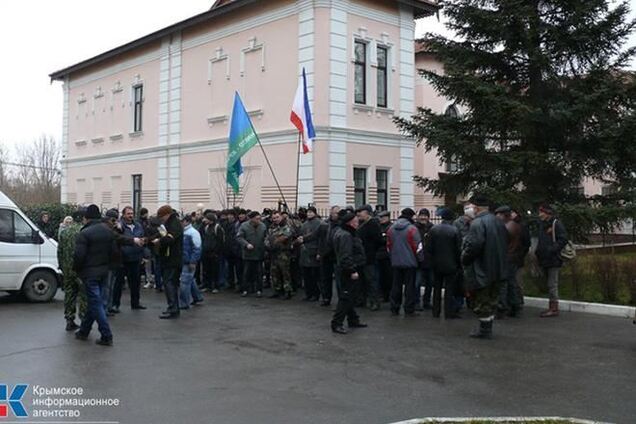 Активісти блокують будівлю представництва Президента в АРК