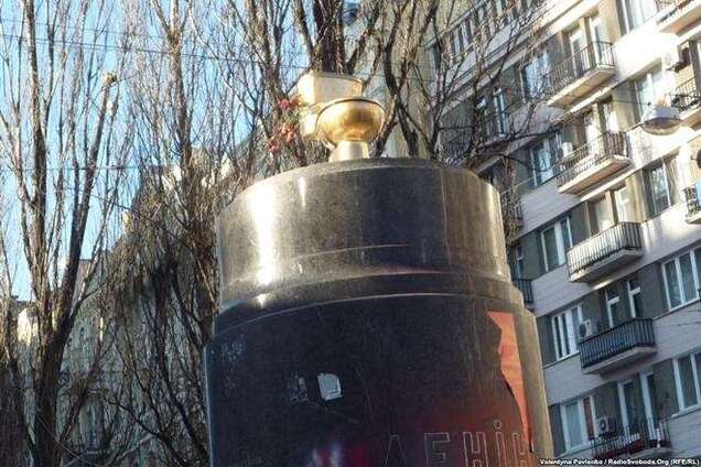 В Киеве на месте снесенного Ленина появился 'золотой унитаз'
