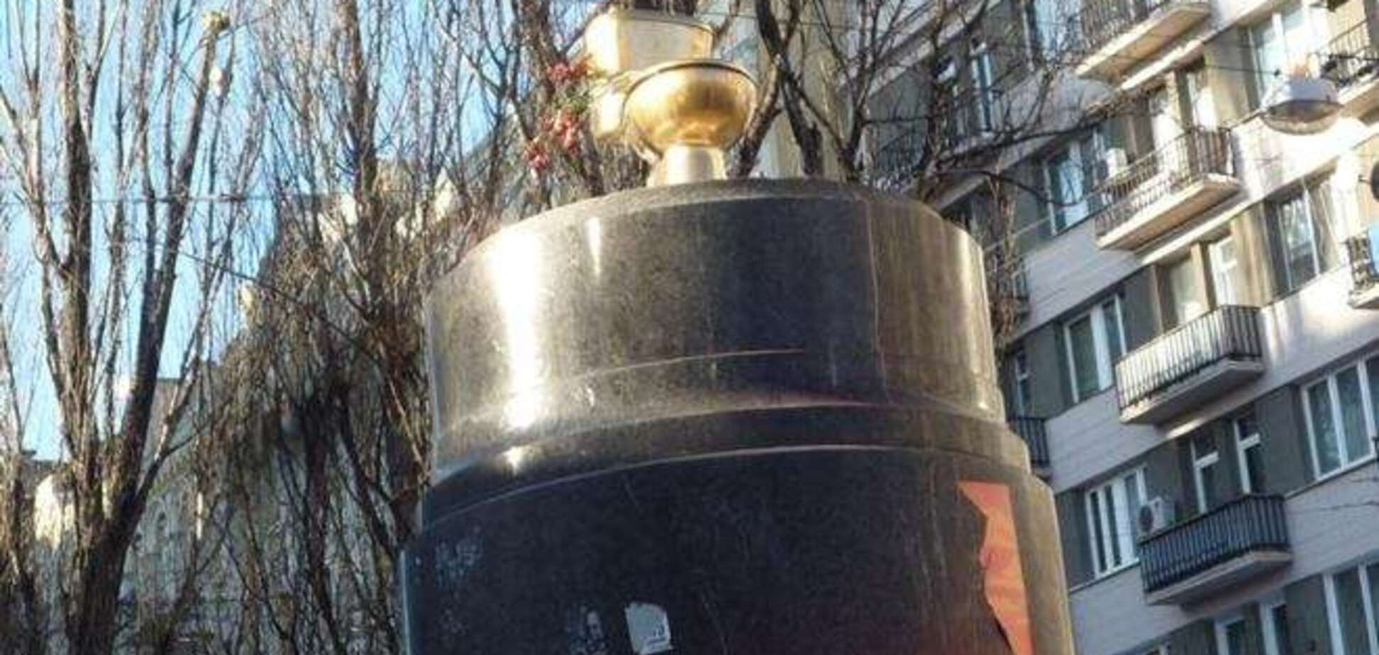 В Киеве на месте снесенного Ленина появился 'золотой унитаз'