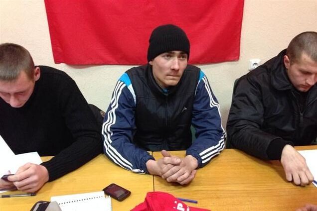 На Майдані затримали трьох силовиків у цивільному і видали командиру під розписку