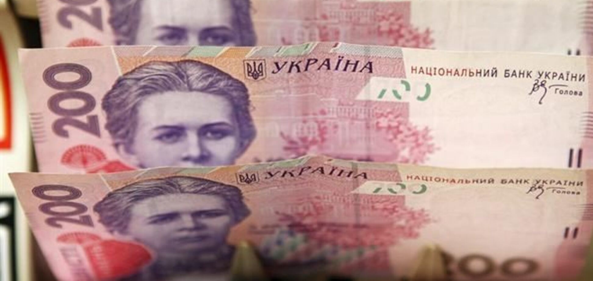 Гривня стабильна на открытии межбанка