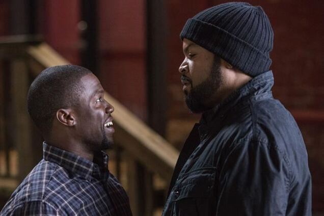 Комедия, обруганная критиками, держит лидерство в прокате 