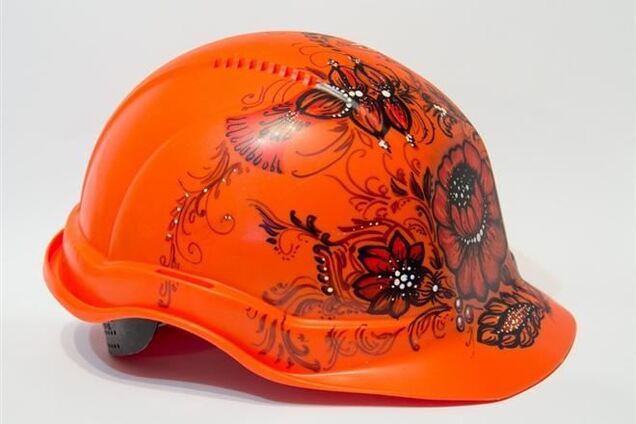 В Днепропетровске антимайдановцы избили активиста в каске с петриковской росписью