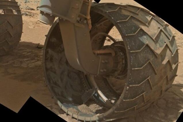 Марсоход повредил левую покрышку