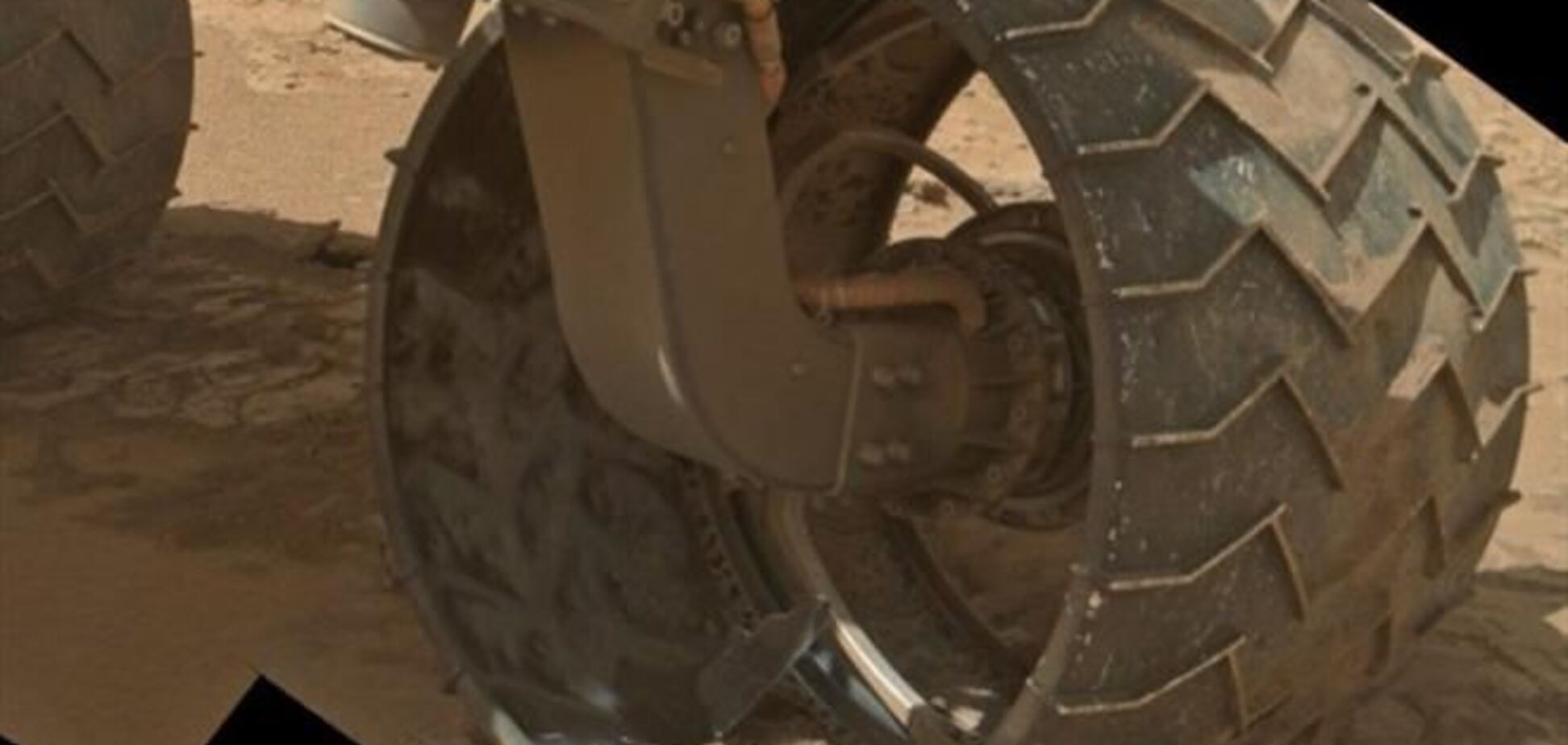 Марсоход повредил левую покрышку