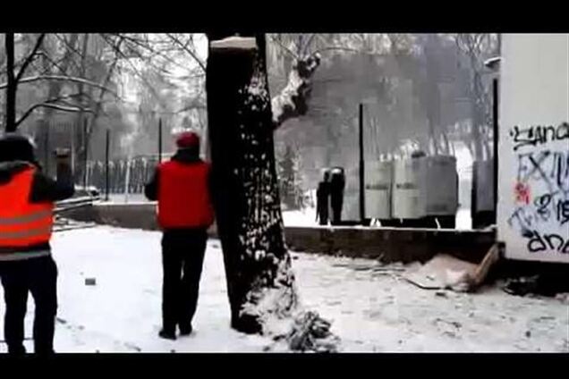 В сети появилось видео, как беркутовец стреляет в мужчину, представляющегося медиком