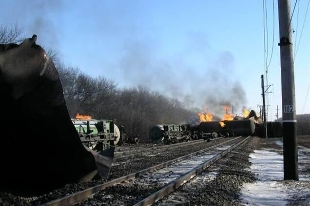 На Донетчине продолжают поднимать цистерны после аварии поезда
