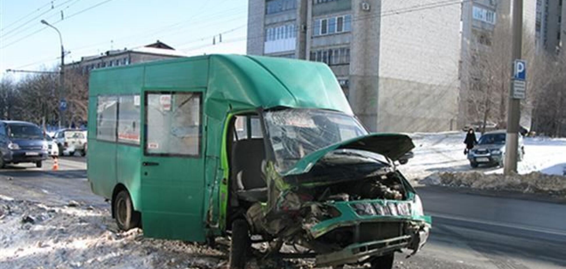 В Луганске маршрутка врезалась в столб: пострадали четыре человека
