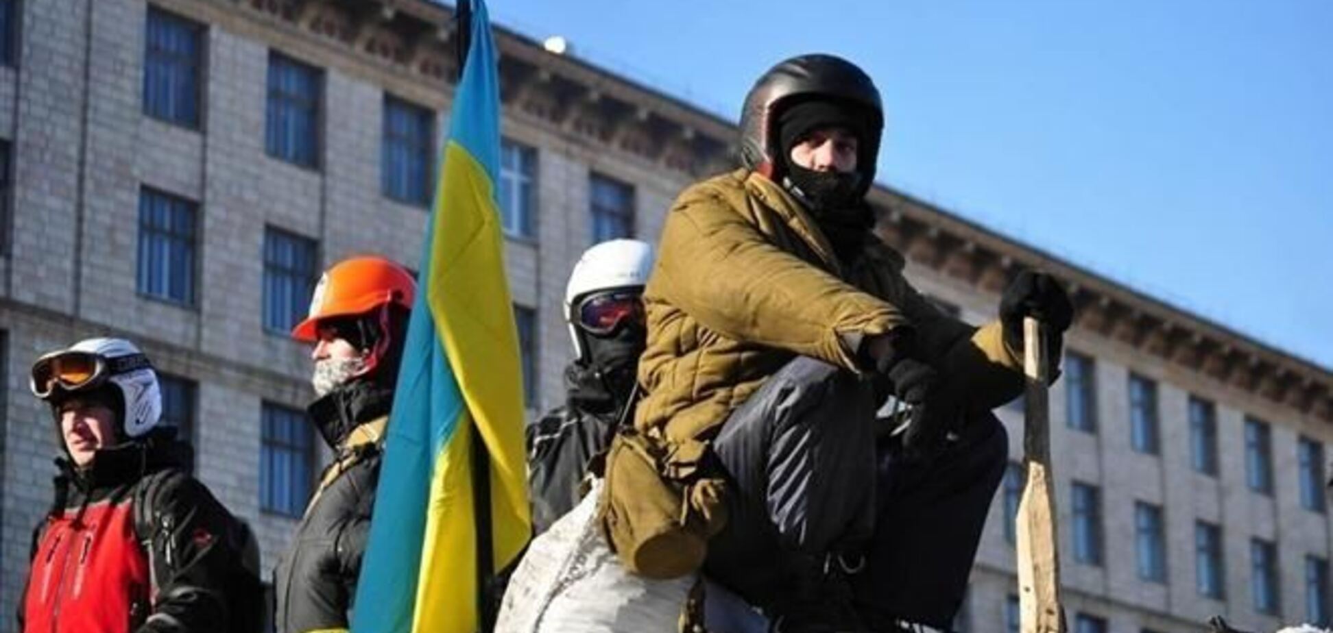На Евромайдане чистят лед и смотрят фильм