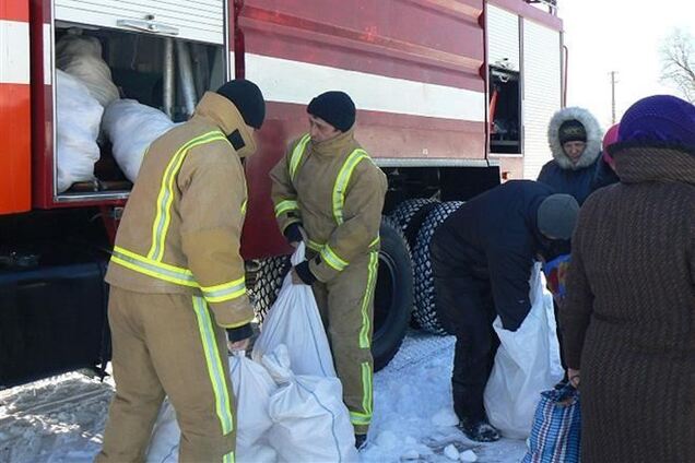 На Донеччині рятувальники розвозять хліб по селах, занесеним снігом