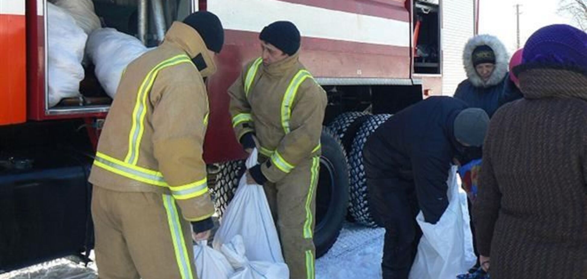 На Донетчине спасатели развозят хлеб по селам, занесенным снегом
