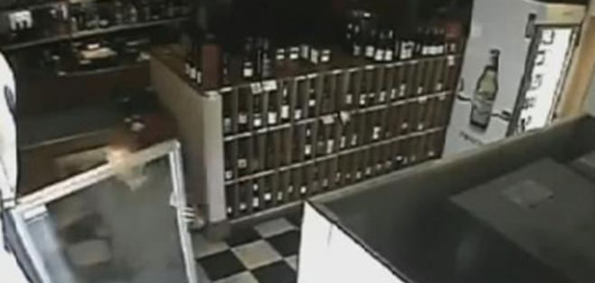 Камери відеоспостереження австралійського бару записали витівки примари