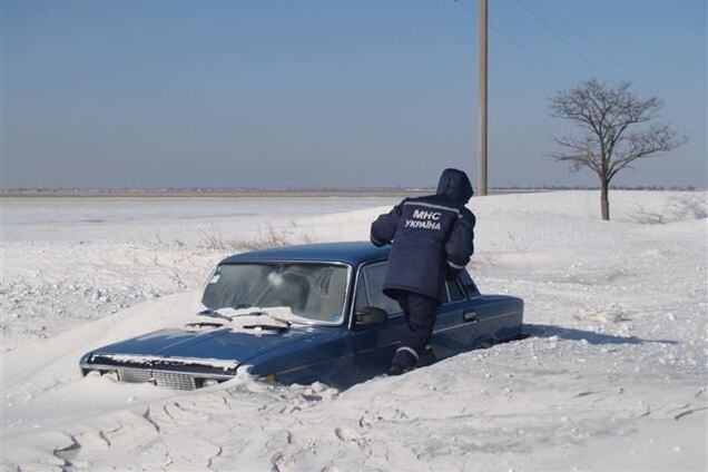 Рятувальники на Одещині витягли зі снігових заметів 23 вантажівки