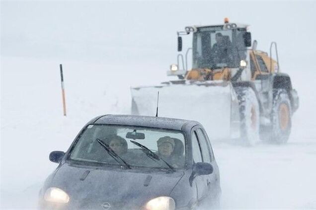 Рятувальники за добу звільнили зі сніжних заметів півсотні авто