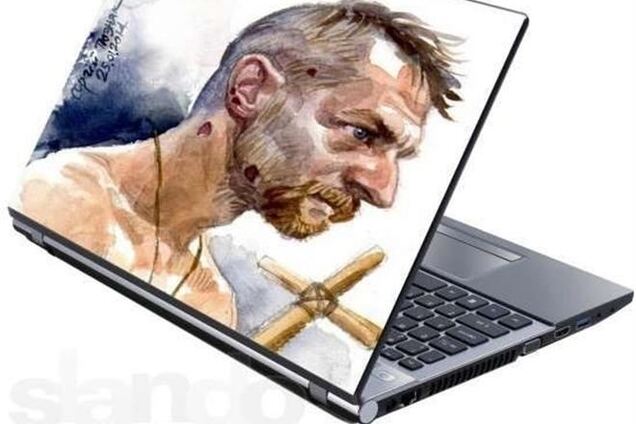 В сети продают наклейки для ноутбуков с избитым 'Беркутом' казаком