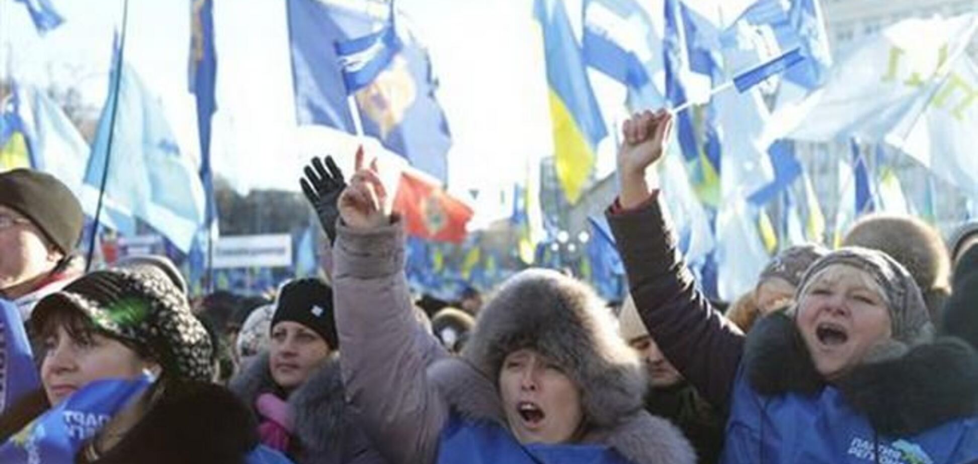 Антимайдановцы играют в волейбол на площади Конституции