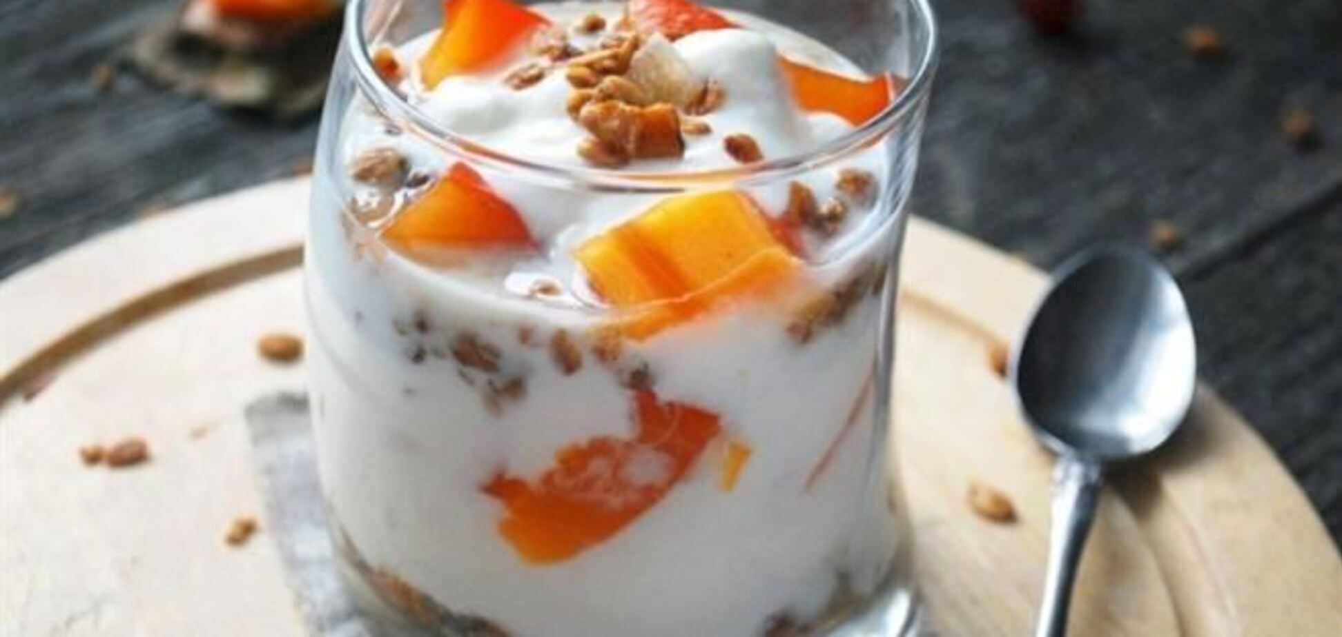 Парфе с йогуртом, хурмой и имбирной гранолой