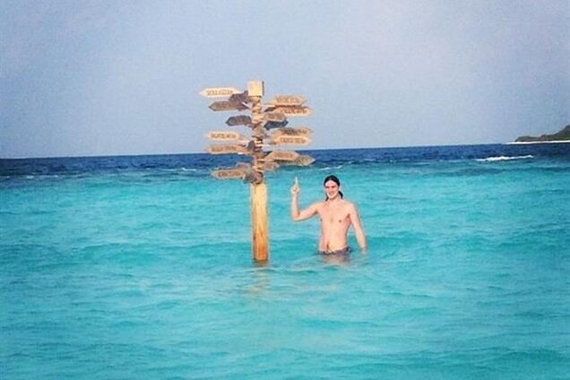Сын Кернеса показал, как отдыхает на Мальдивах