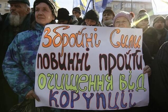 Бойцы ВВ отдали честь протестующим под Минобороны