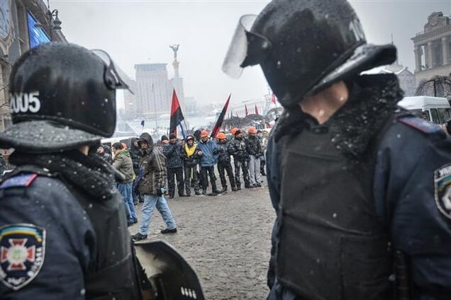 Нардепы предлагают запретить ввоз в Украину щитов, дубинок, наручников и дымовых гранат