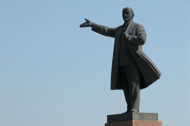 В Сумах один памятник Ленину убрали, а второй переплавят