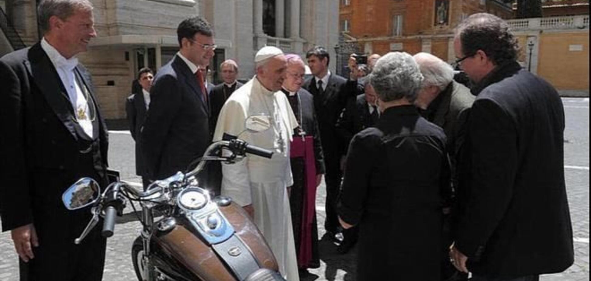 Мотоцикл Папы Римского ушел с молотка за четверть миллионов евро