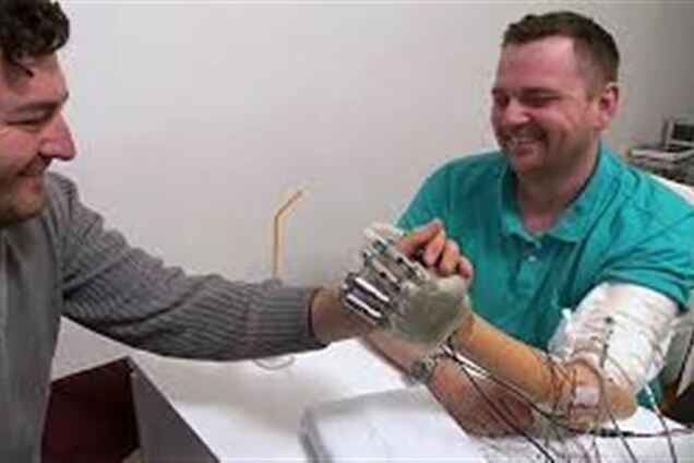 В Швейцарии создан бионический протез руки с тактильными ощущениями