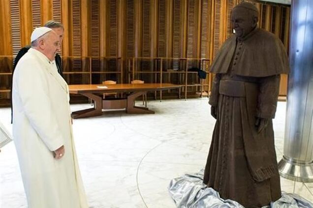 У Ватикані з'явився шоколадний двійник папи Римського