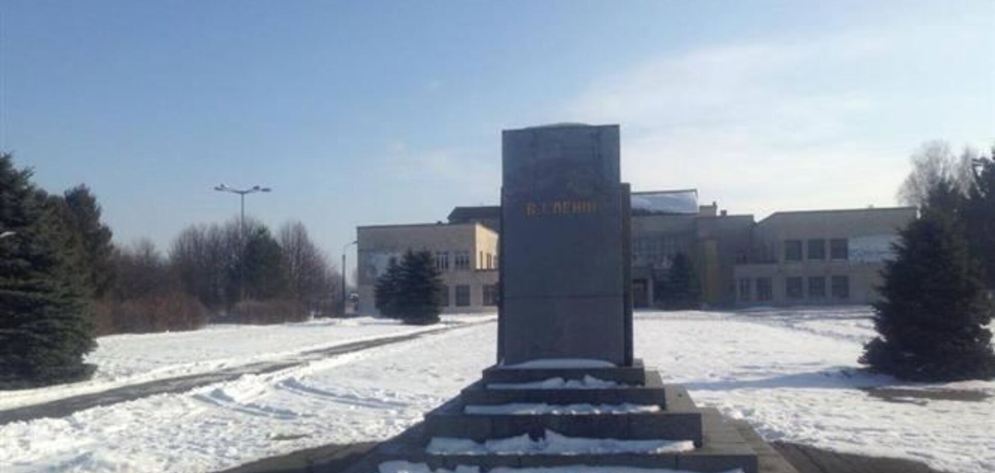 На Хмельнитчине неизвестные сняли Ленина с постамента