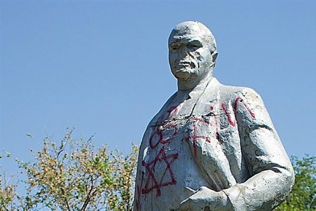 В Одесі невідомі розмалювали пам'ятник Леніну