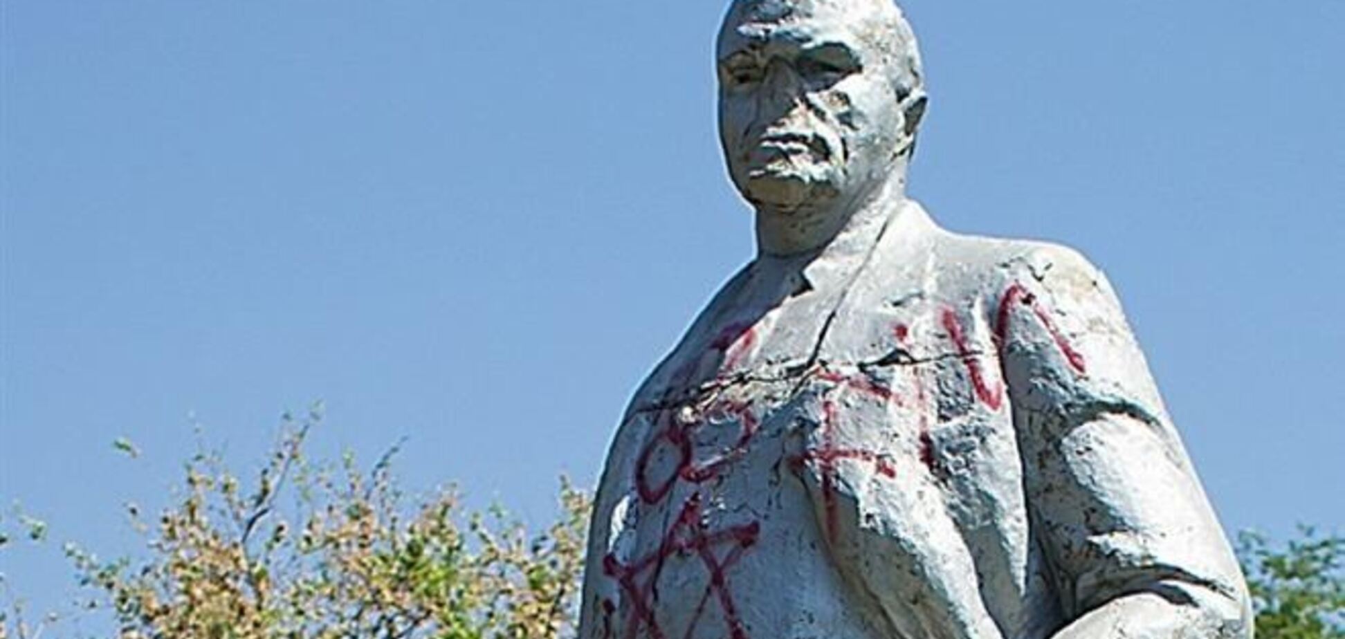 В Одессе неизвестные разрисовали памятник Ленину 