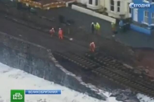 В Великобритании шторм размыл участок железной дороги