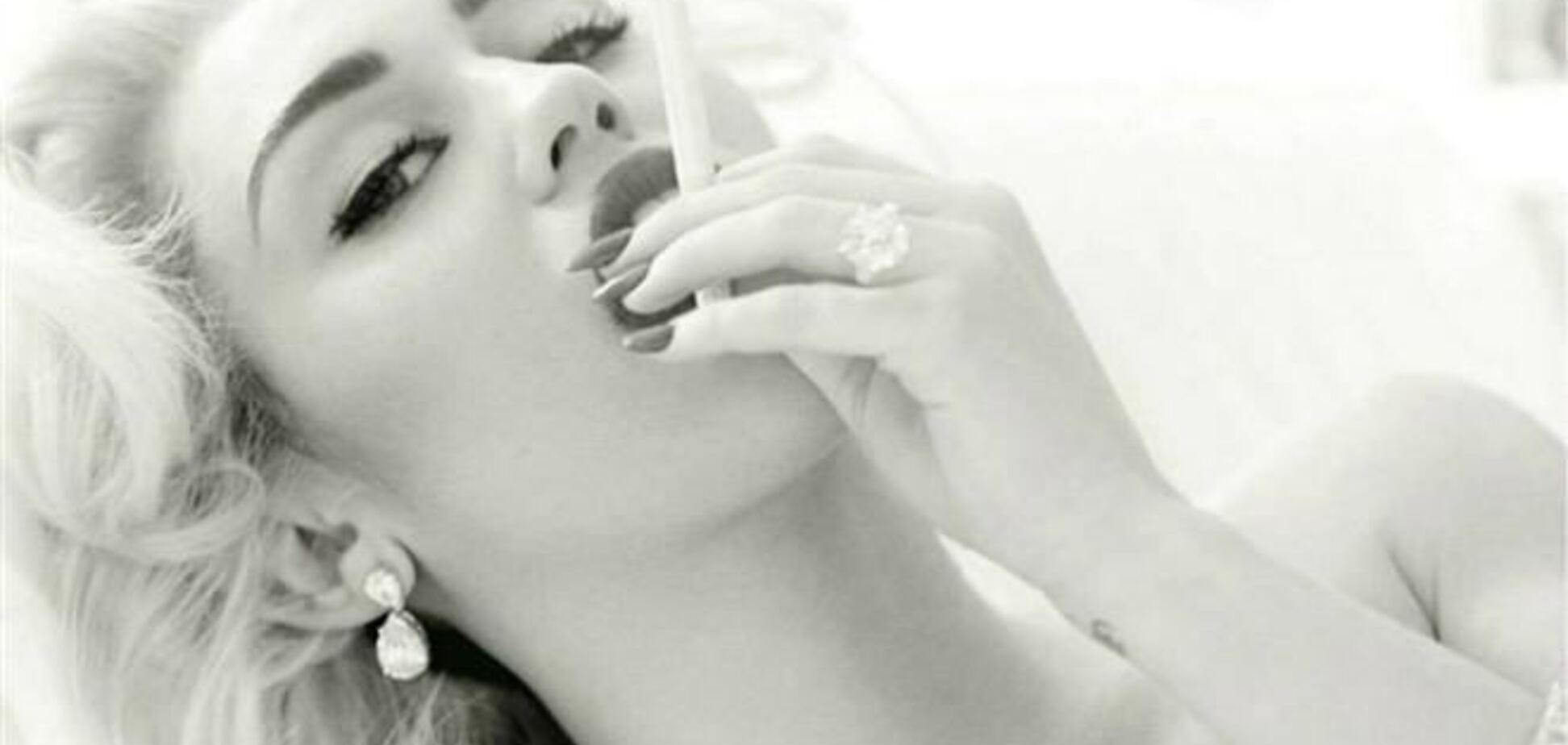 Майли Сайрус топлесс в образе Мэрилин Монро