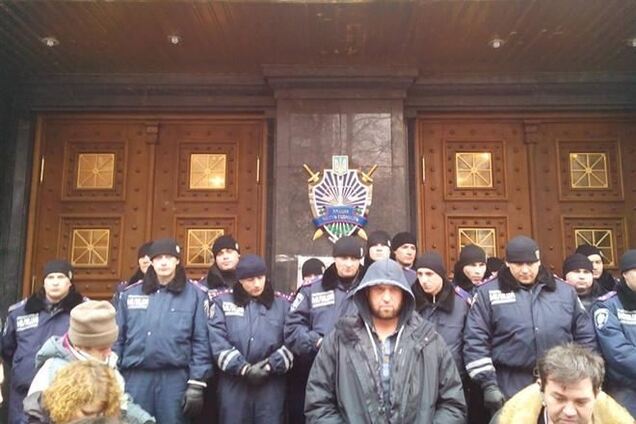 Активісти пікетували будівлю ГПУ: їм пообіцяли відпустити фотографа