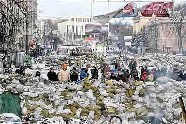 До барикадам на Грушевського підтяглися силовики