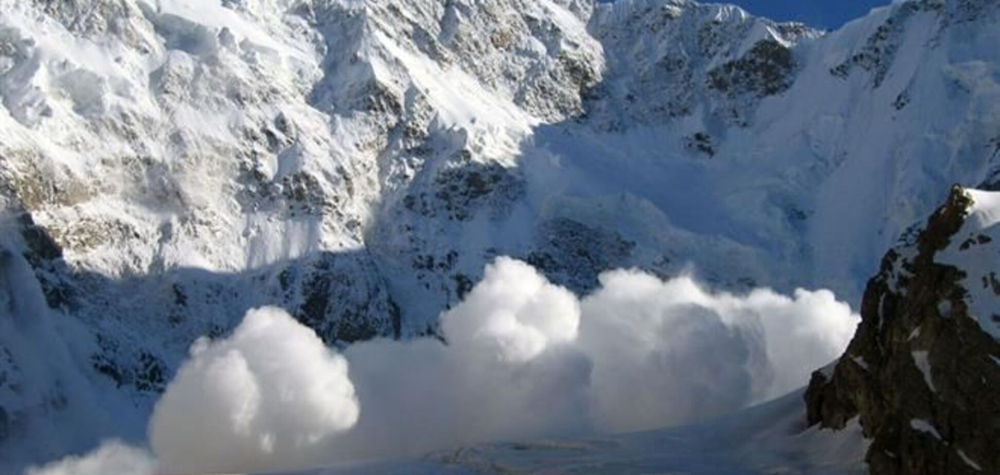Синоптики попереджають про снігові лавини на заході України