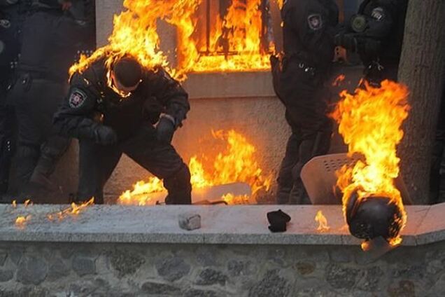 В сети появилось видео интервью горевшего на Грушевского бойца ВВ