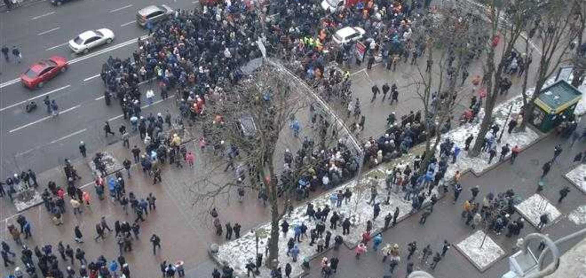 Несколько сотен человек хотят разобрать баррикады на Майдане