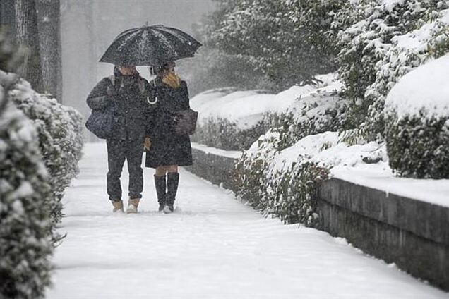 Токио засыпало снегом: отменены 300 авиарейсов