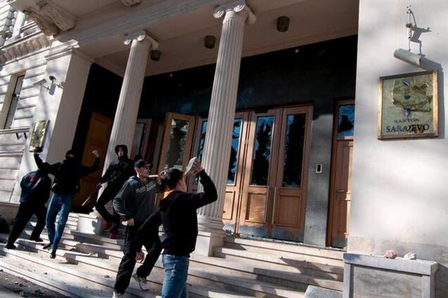 После протестов боснийские чиновники идут в отставку