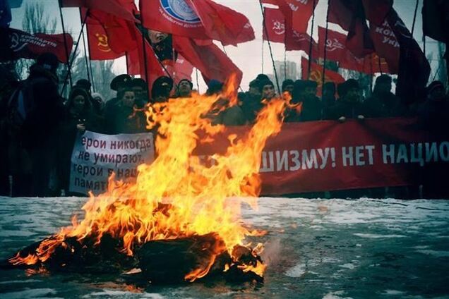 В Запорожье сожгли чучело Бандеры