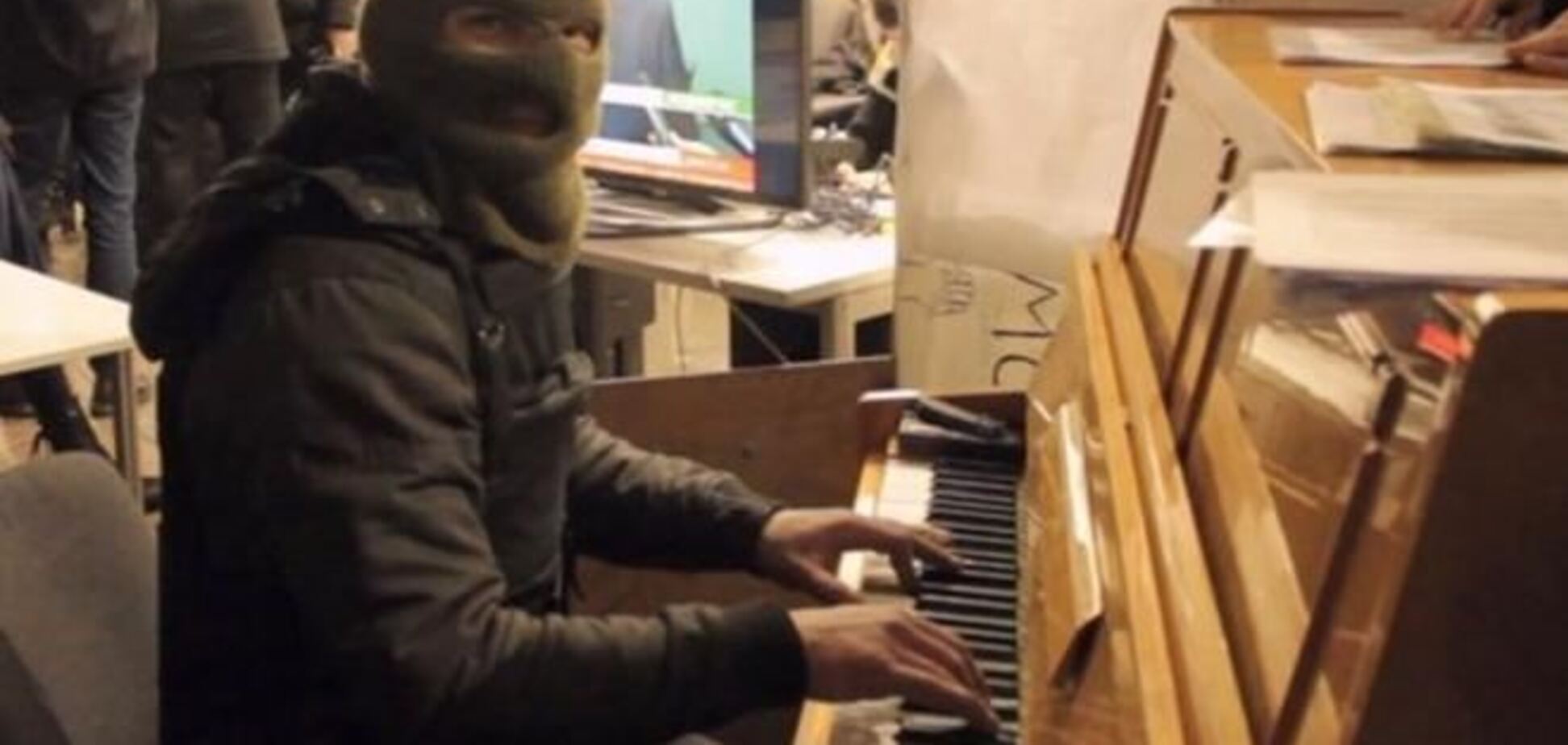 Пианист-экстремист даст концерт в сожженном автобусе на Грушевского 