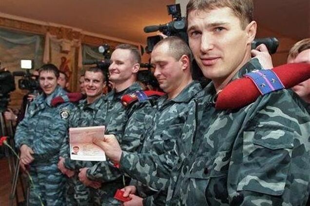 Девять бойцов 'Беркута' получили паспорта России в Крыму