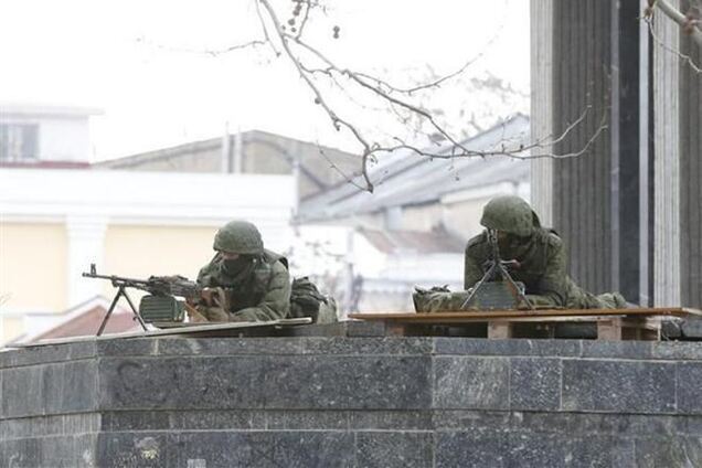 У здания парламента Крыма появились пулеметчики