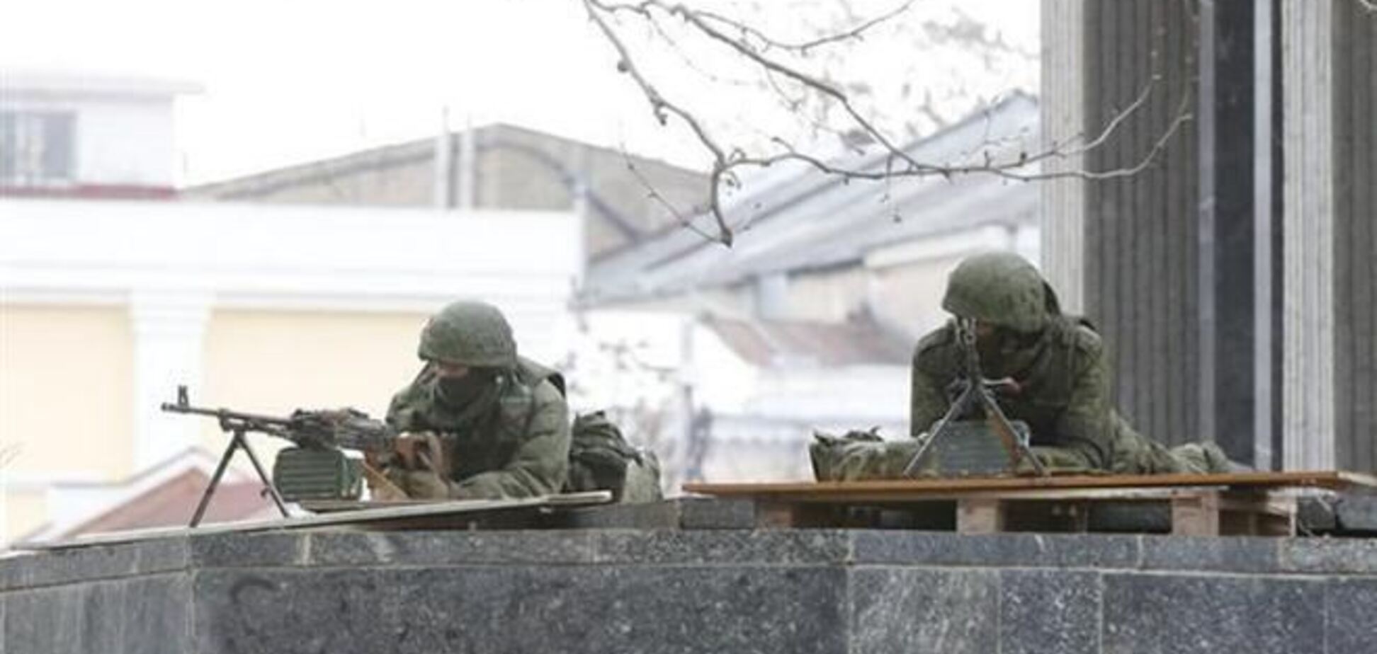 У здания парламента Крыма появились пулеметчики