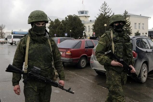 По улицам Симферополя разгуливают вооруженные люди в камуфляже