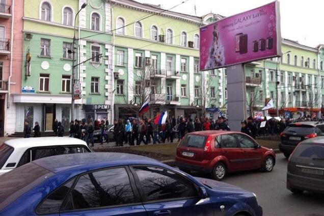 Пророссийские активисты подняли на флагштоке Донецкой ОГА флаг РФ