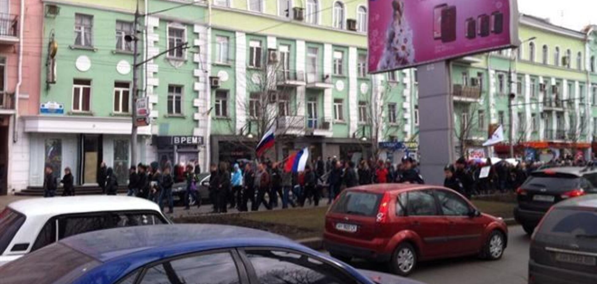 Пророссийские активисты подняли на флагштоке Донецкой ОГА флаг РФ