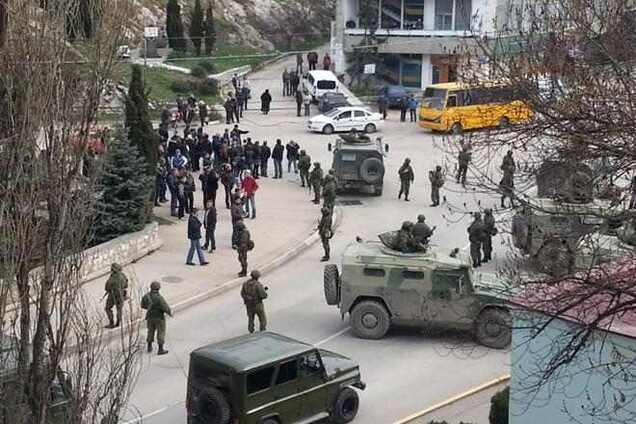 Жители Балаклавы стали живым щитом между пограничниками и российскими военными